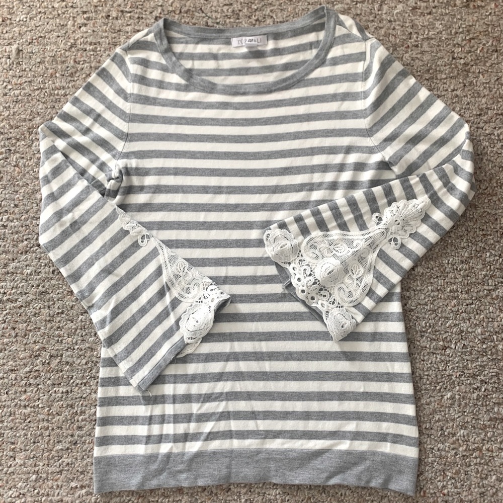 EUC Roz & Ali shirt with lace sleeves
